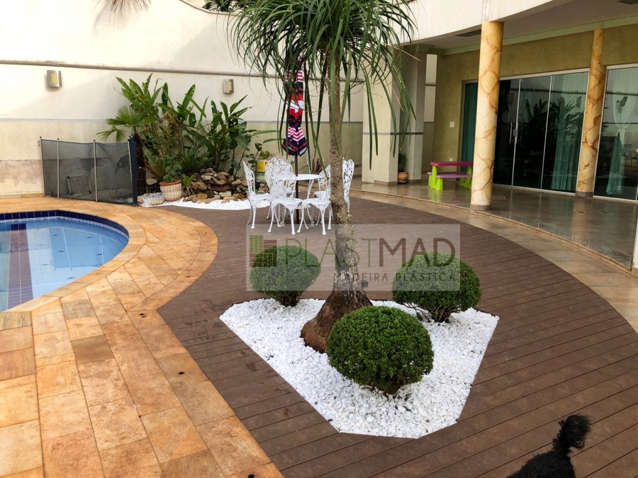 Inspirações de deck para a área da piscina 